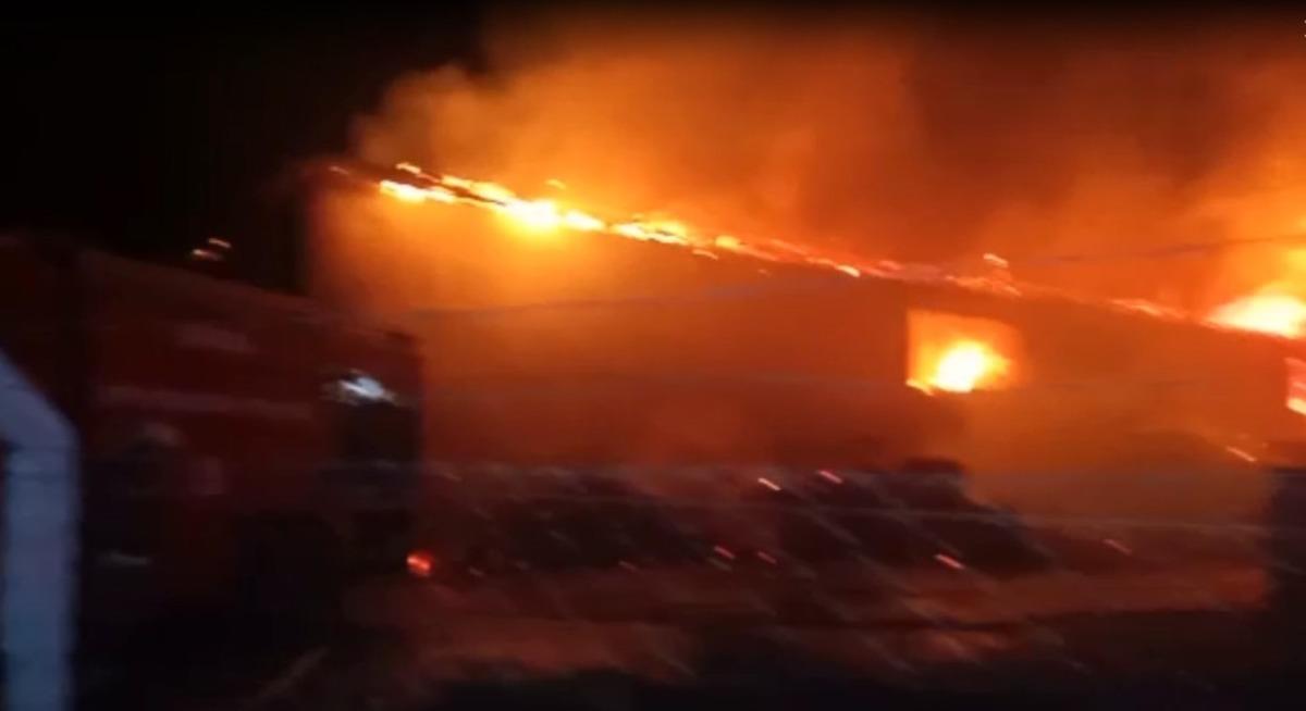 Mobilya imalathanesi alevlere teslim oldu