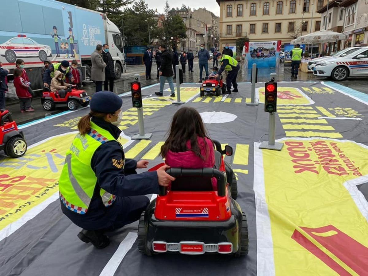 Jandarma ekiplerince, &ccedil;ocuklara uygulamalı trafik eğitimi verildi