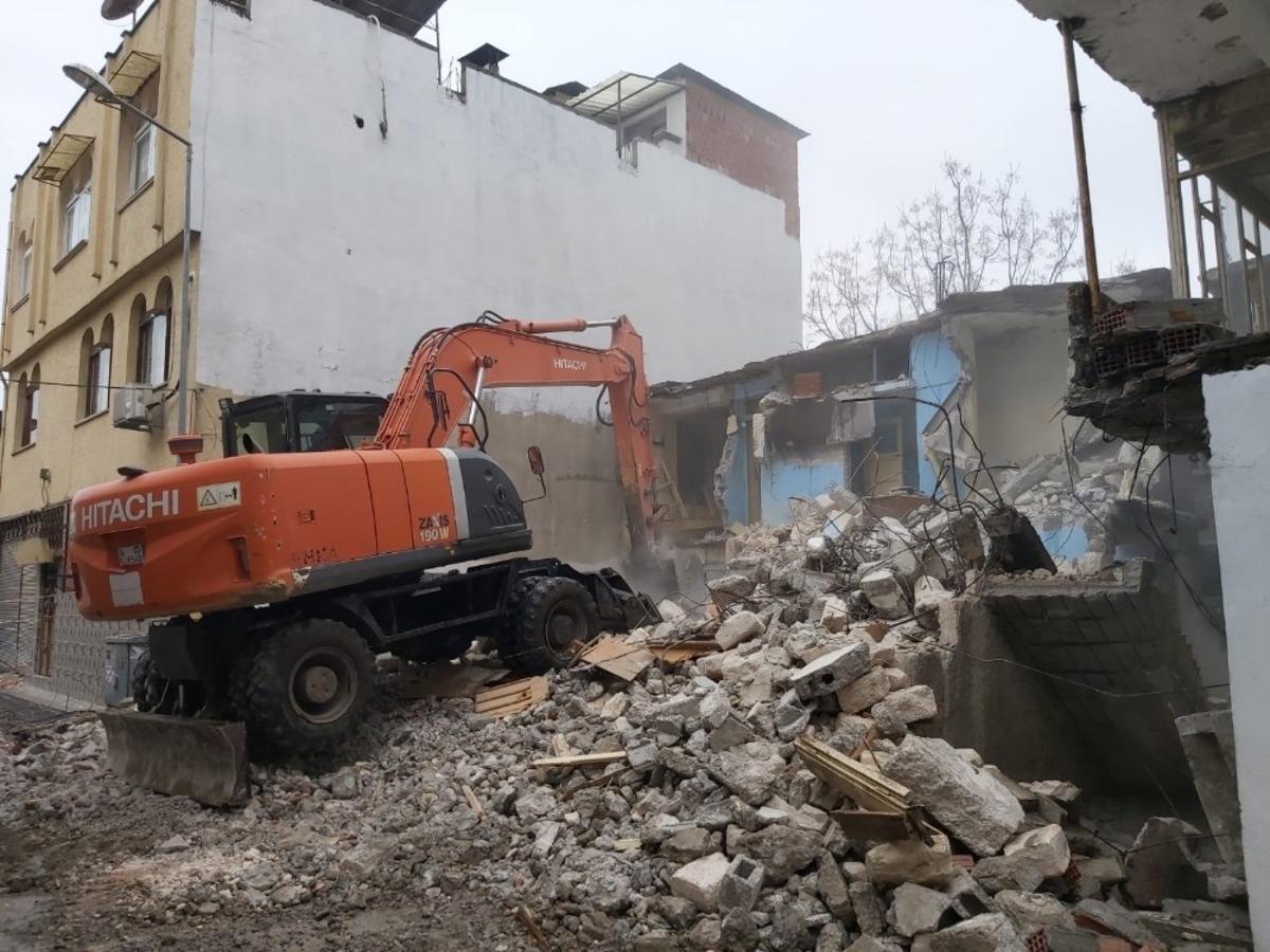Akdeniz&rsquo;de iki metruk bina kontroll&uuml; şekilde yıkıldı