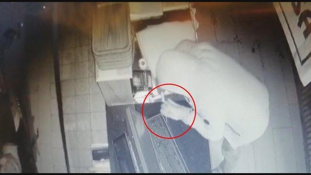 Kasayı bıçakla açamayınca sadaka kutusunu alıp gitti