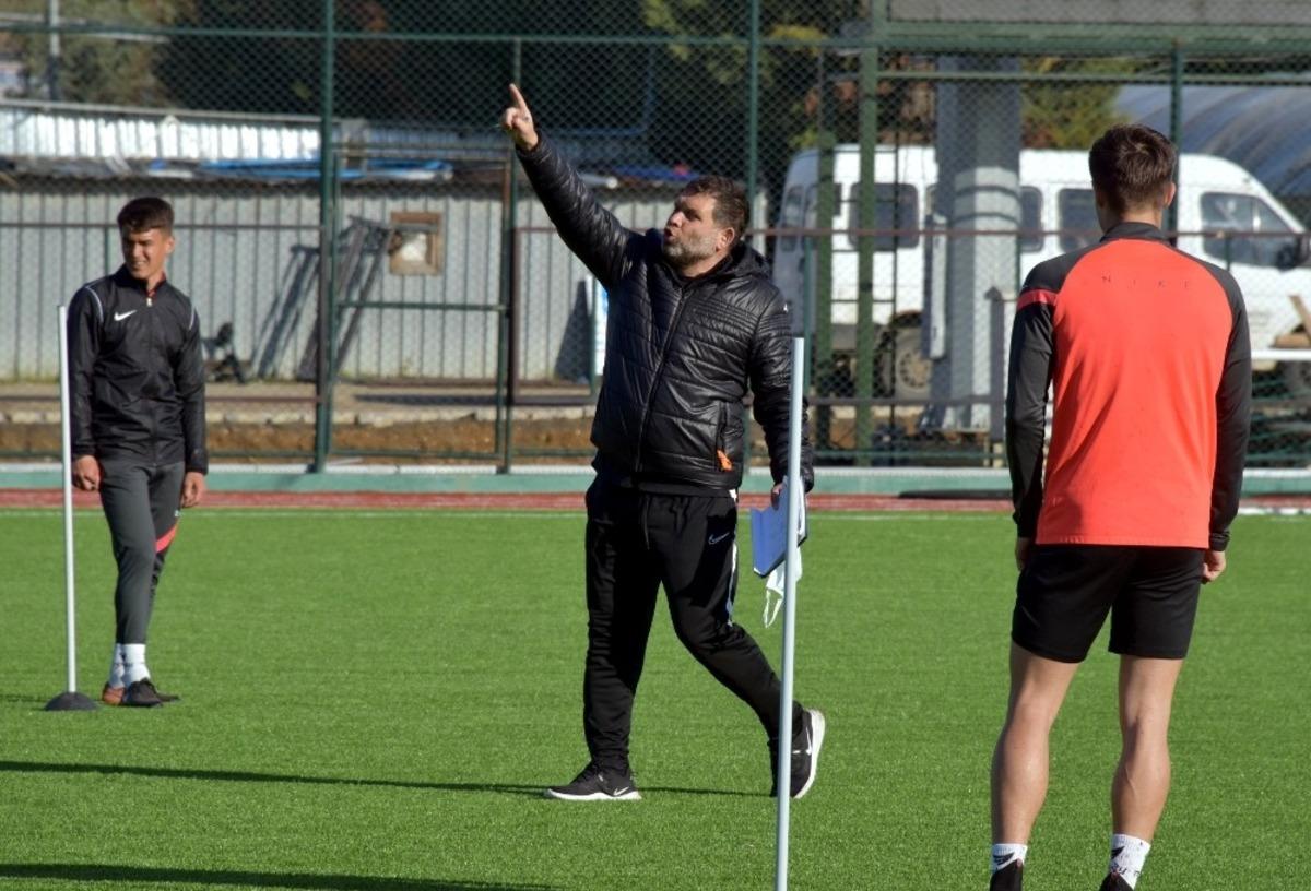 Aliağaspor FK, lig &ouml;ncesi hazırlıklarını s&uuml;rd&uuml;r&uuml;yor