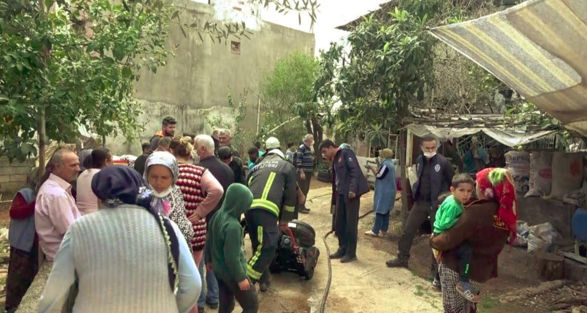 Ev yangınında mahalleli sokağa d&ouml;k&uuml;ld&uuml;, pandemi kuralları unutuldu