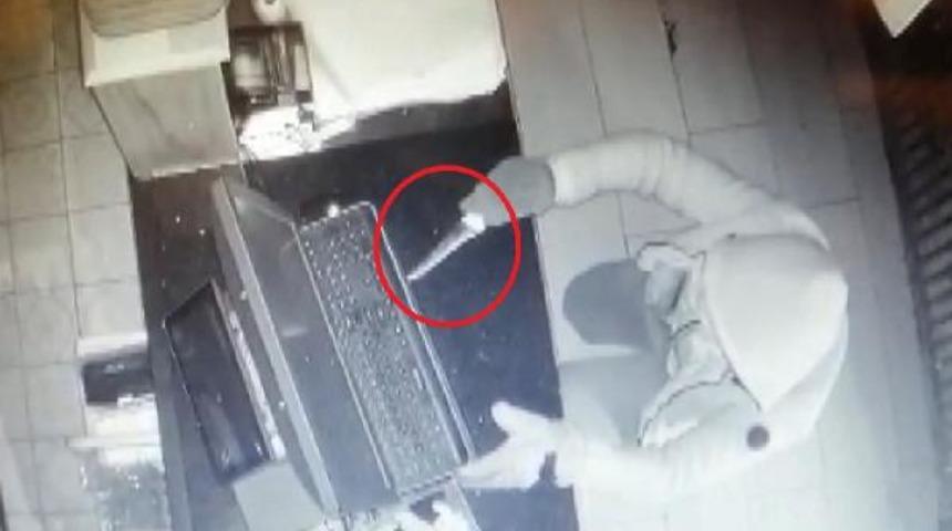 Kasayı açamayınca sadaka kutusunu alıp kayıplara karıştı