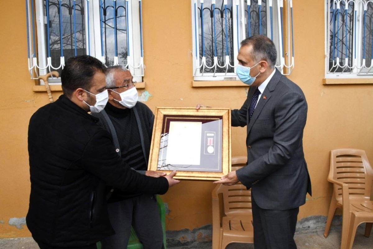 Vali Mahmut &Ccedil;uhadar şehit ailelerini ziyaret etti