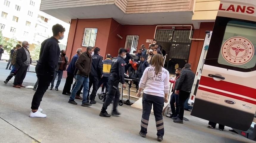 Diyarbakır'da 2 çocuk annesi, boğazına sarılı yazmayla evde ölü bulundu