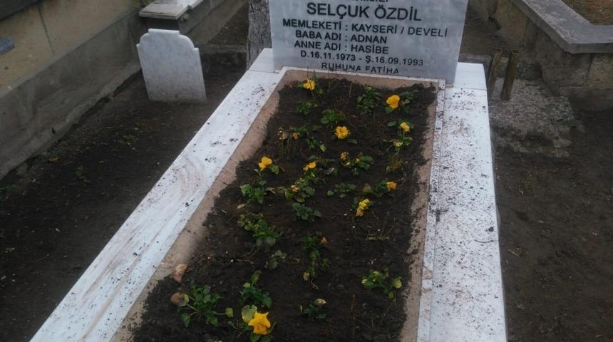 Develi&rsquo;de ekipler şehit mezarlarını &ccedil;i&ccedil;eklerle s&uuml;sledi