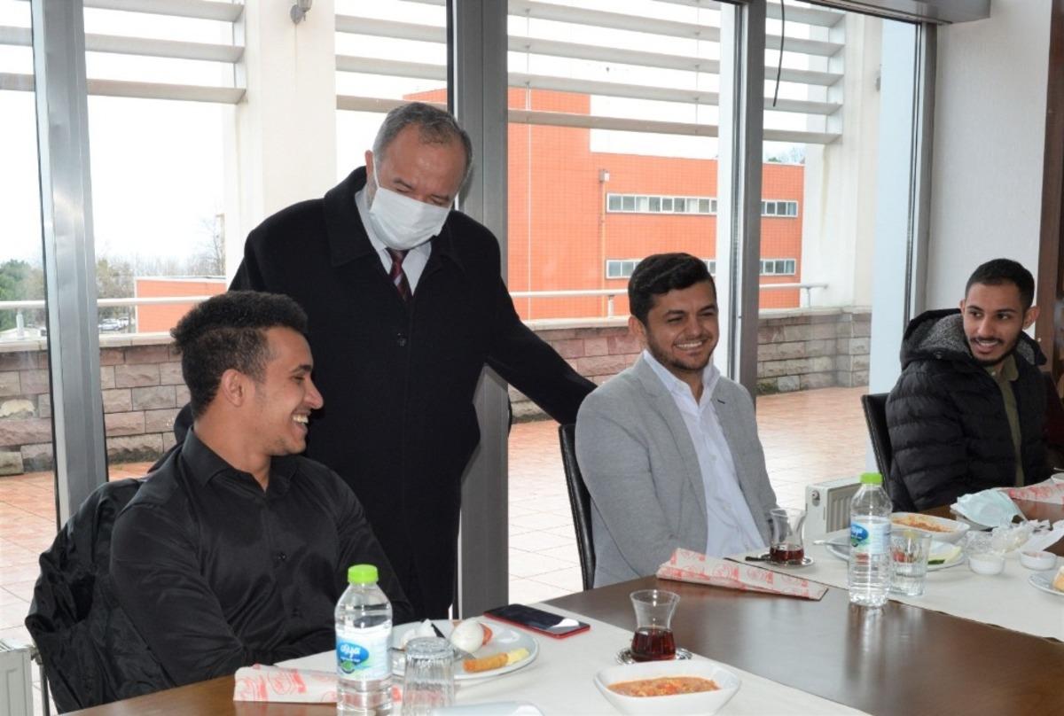 Rekt&ouml;r &Ccedil;ufalı, Uluslararası &ouml;ğrenciler ile bir araya geldi