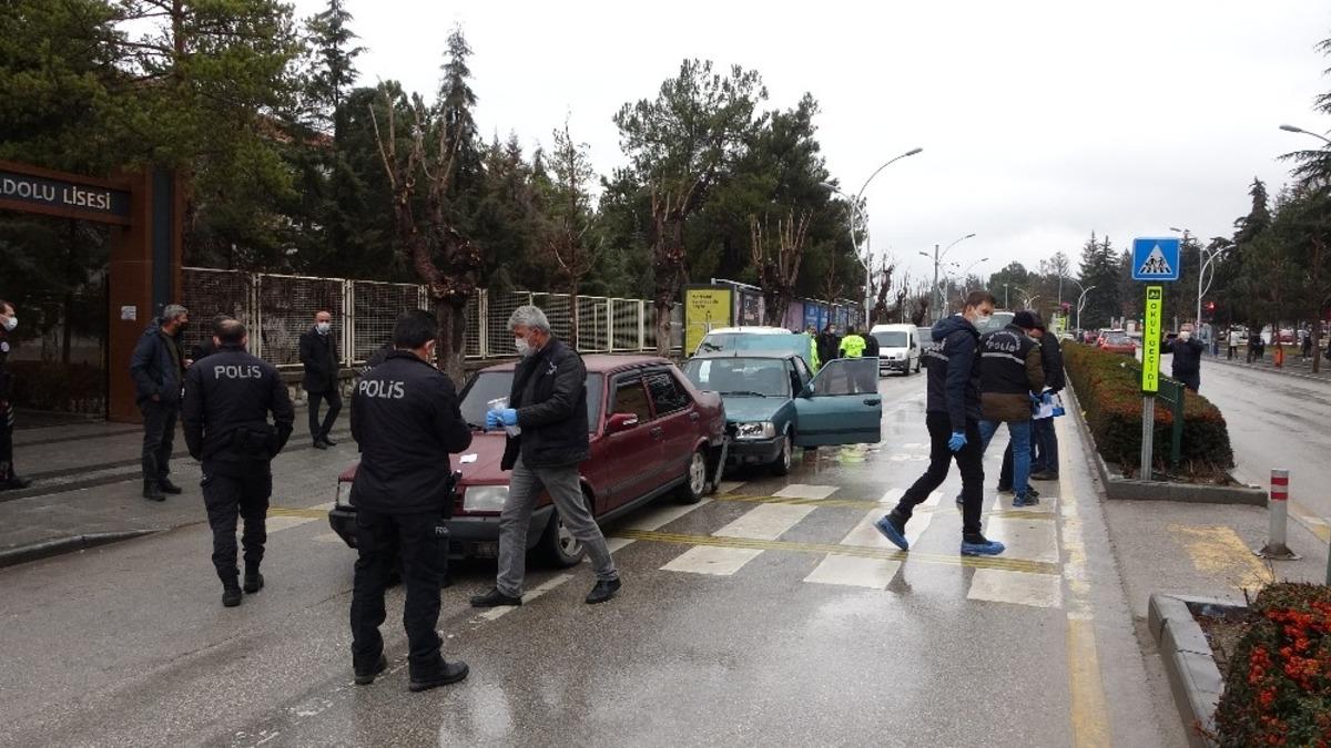 Boşanma aşamasındaki eşinin i&ccedil;erisinde bulunduğu araca silahla ateş a&ccedil;tı: 1 yaralı
