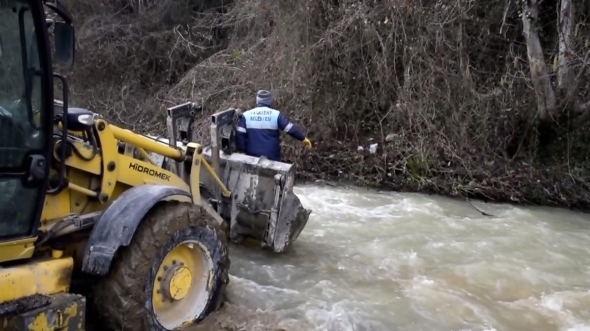 Dere kenarında mahsur kalan k&ouml;peğin imdadına belediye ekipleri yetişti