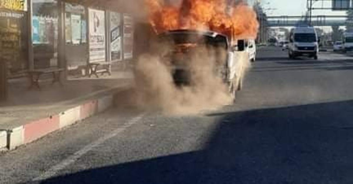 Seyir halindeki minib&uuml;s alev aldı