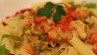 Tadına doyulmaz kaşık kaşık yedirir! Kremalı tavuklu makarna tarifi