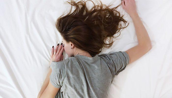 Gece yarısında uyandığınızda nasıl kolayca uykuya dalabilirsiniz?