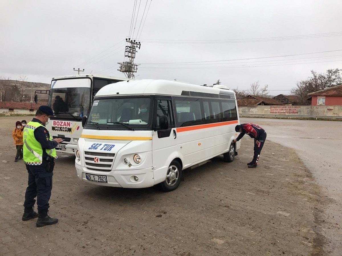 Jandarma denetiminde 3 okul servis aracına ceza uygulandı