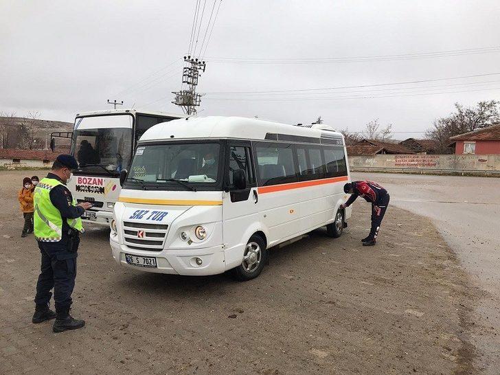 Jandarma denetiminde 3 okul servis aracına ceza uygulandı G1