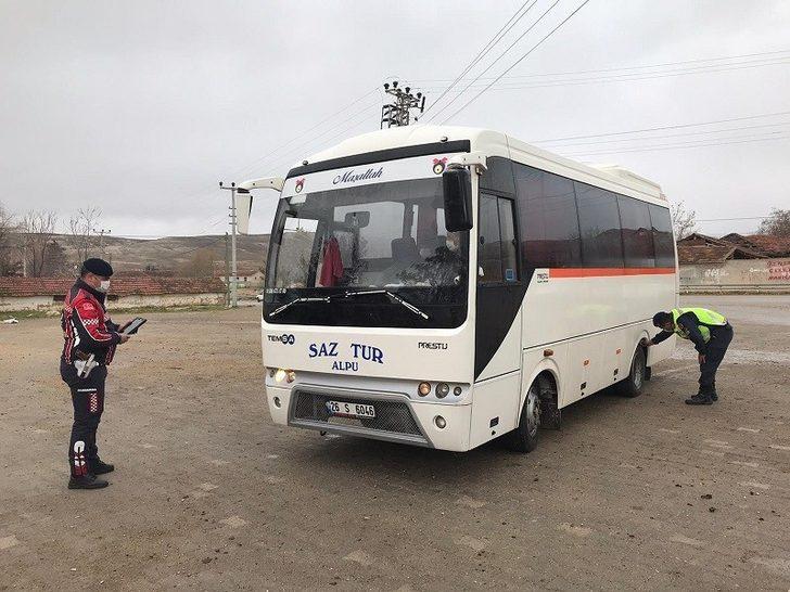 Jandarma denetiminde 3 okul servis aracına ceza uygulandı G2