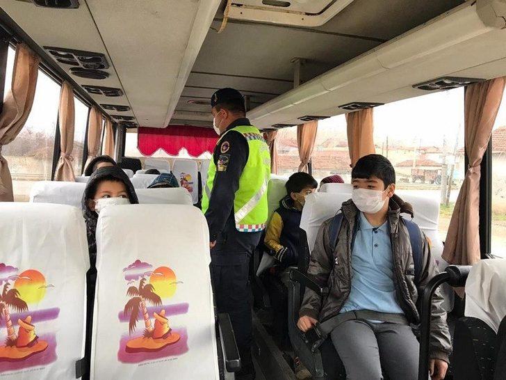 Jandarma denetiminde 3 okul servis aracına ceza uygulandı G4