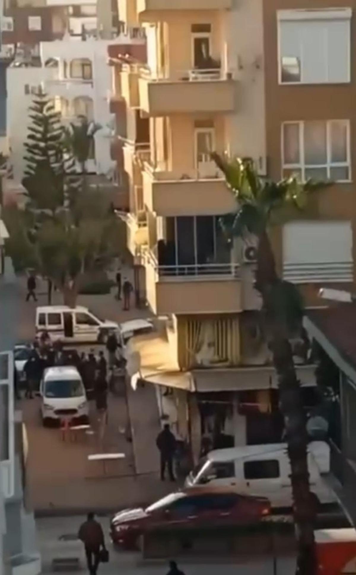 Kıskan&ccedil;lık krizinde transseks&uuml;el şahsa sokak ortasında &ouml;l&uuml;m&uuml;ne dayak