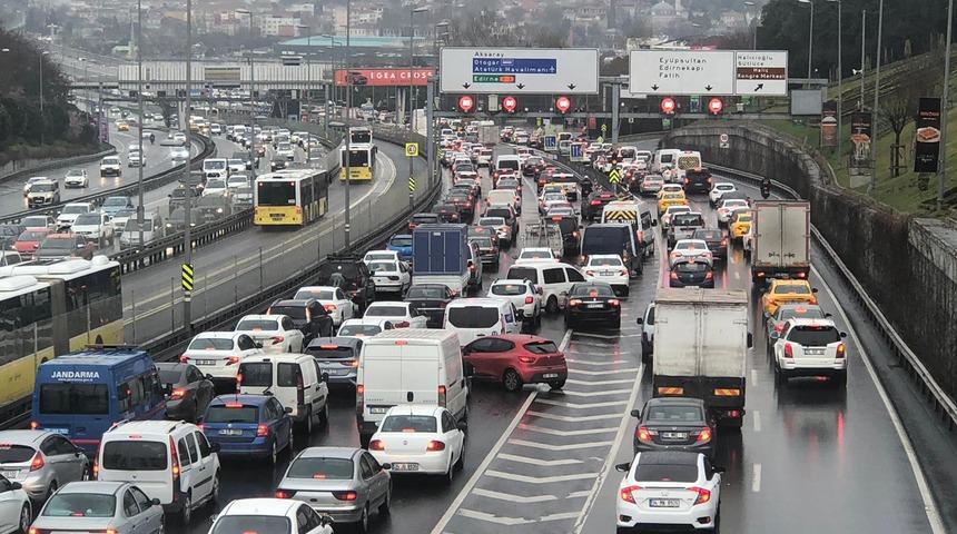 İstanbul'da iş çıkış saatinde trafik kilitlendi