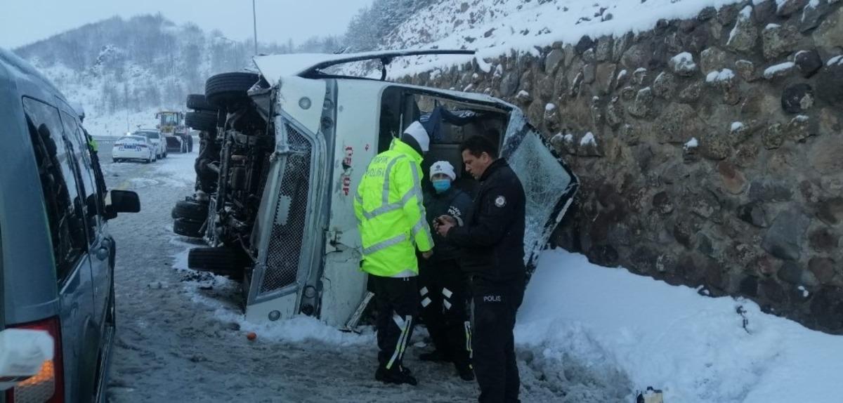 Turistleri taşıyan midib&uuml;s devrildi: 25 yaralı