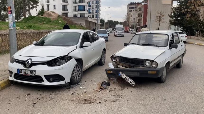 Otomobil park halindeki araca &ccedil;arptı: 1 yaralı