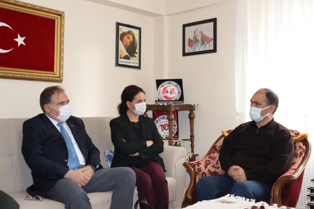 Şehit &ouml;ğretmen Ayb&uuml;ke Yal&ccedil;ın&rsquo;ın ailesine ziyaret