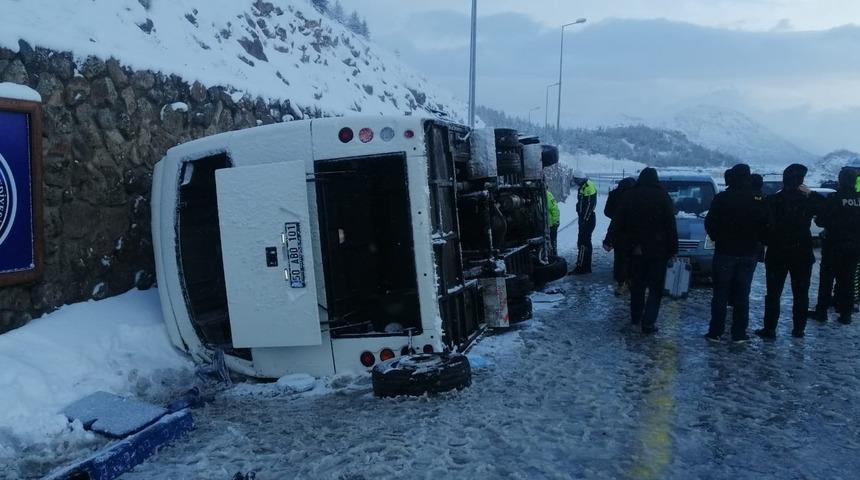 Son dakika! Kayseri'de turistleri taşıyan midibüs devrildi: 25 yaralı