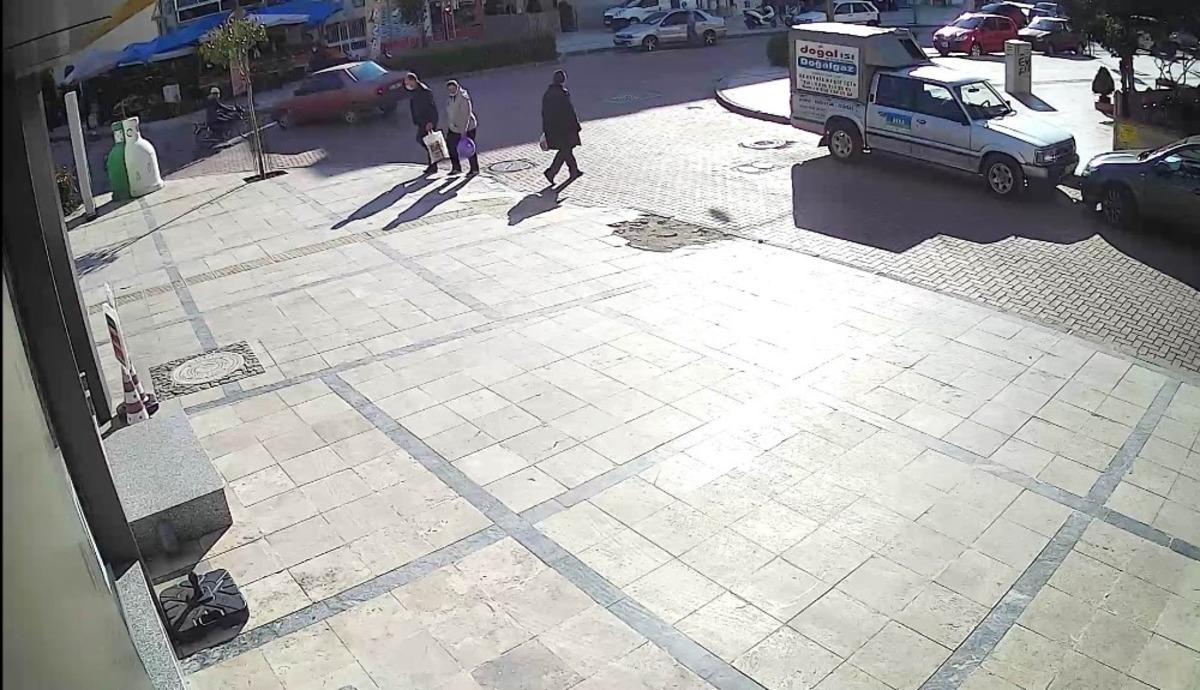 Otomobilin &ccedil;arptığı motosikletli havada takla attı