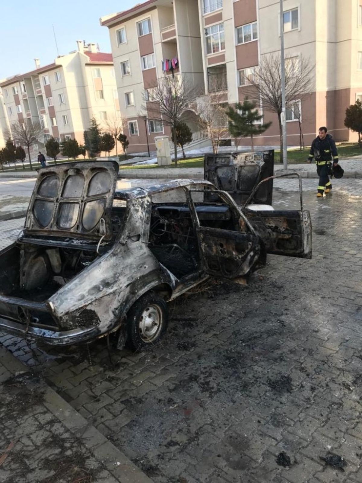 Alev alan otomobil kullanılamaz hale geldi