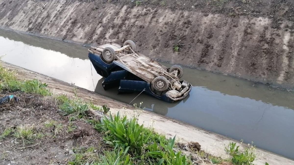 Kontrolden &ccedil;ıkan otomobil sulama kanalına u&ccedil;tu: 1 yaralı