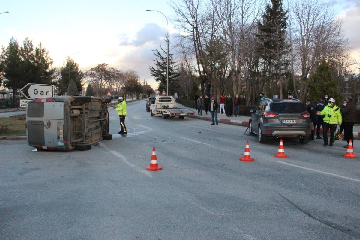 Cip ile &ccedil;arpışan hafif ticari ara&ccedil; yan yattı: 1 yaralı