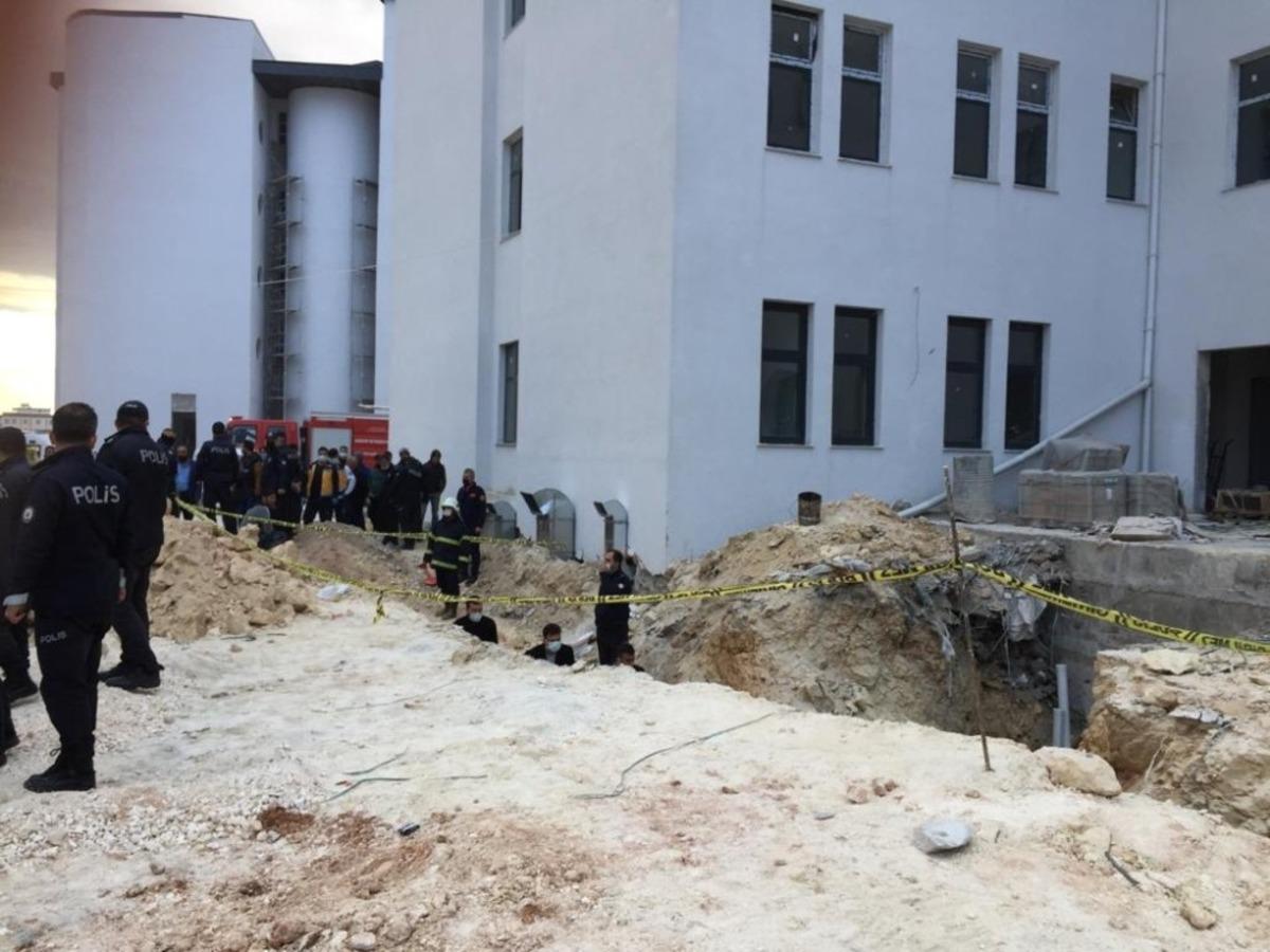 Kanalizasyon borusunun altında kalan iş&ccedil;i &ouml;ld&uuml;