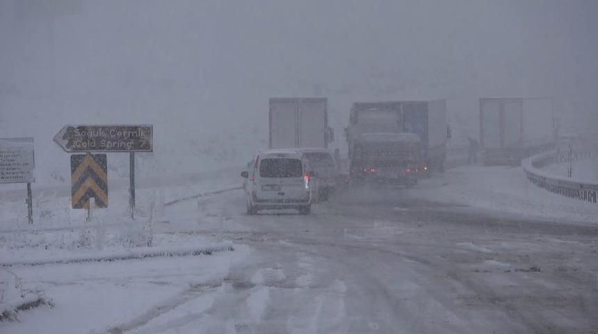 Sivas'ta Mart ayında kar sürprizi! Sürücüler zor anlar yaşadı