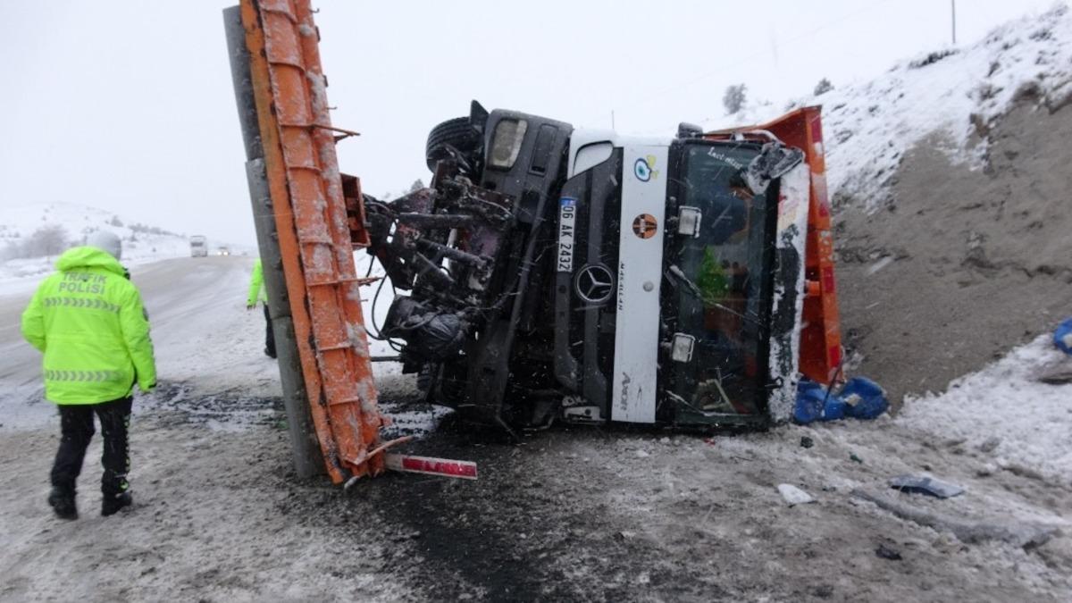 Sivas&rsquo;ta kar k&uuml;r&uuml;me aracı devrildi: 2 yaralı