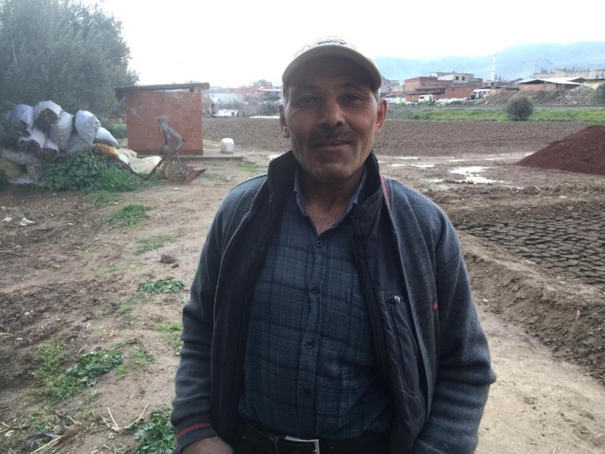 Bah&ccedil;esine fidan dikerken el bombası buldu