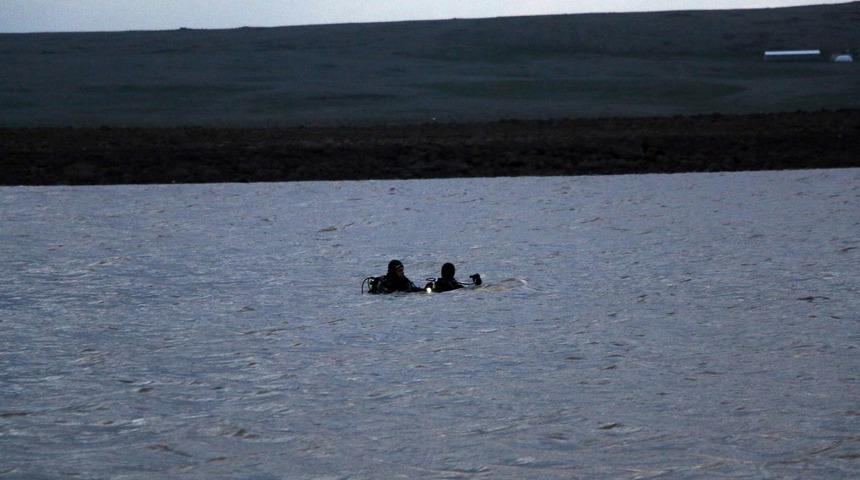 Siverek'te, gölette alabora olan teknedeki 3 arkadaştan 1'i kurtuldu; 2'si aranıyor