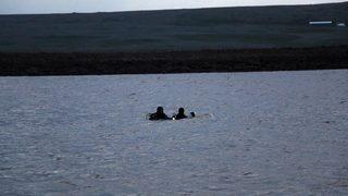 Siverek'te, gölette alabora olan teknedeki 3 arkadaştan 1'i kurtuldu; 2'si aranıyor