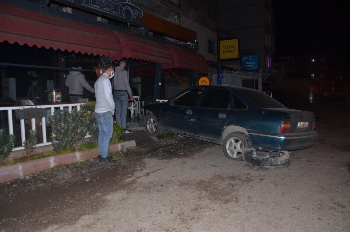 Otomobil iş yerine &ccedil;arptı