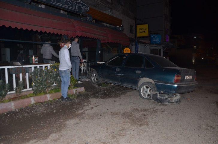 Otomobil iş yerine çarptı G1