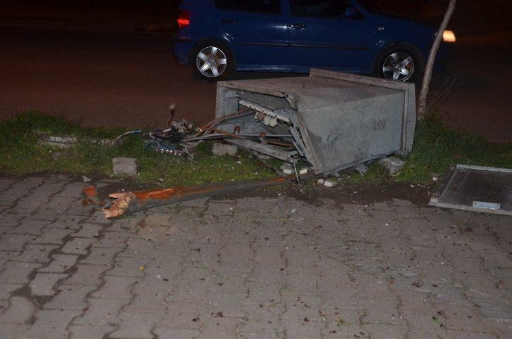 Otomobil iş yerine çarptı G3