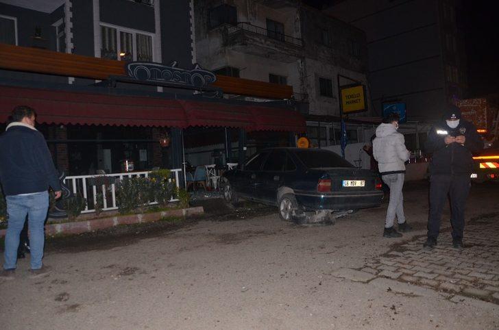 Otomobil iş yerine çarptı G4