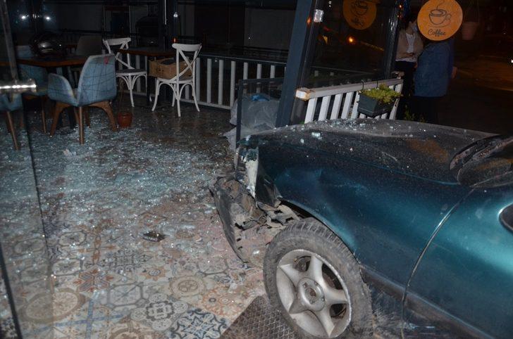 Otomobil iş yerine çarptı G5