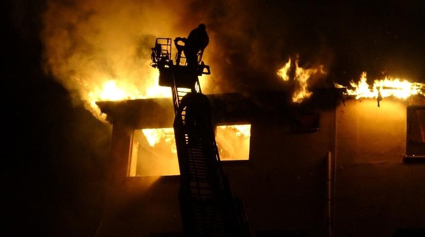 Mersin’de korku dolu anlar! Boş bina alev alev yandı