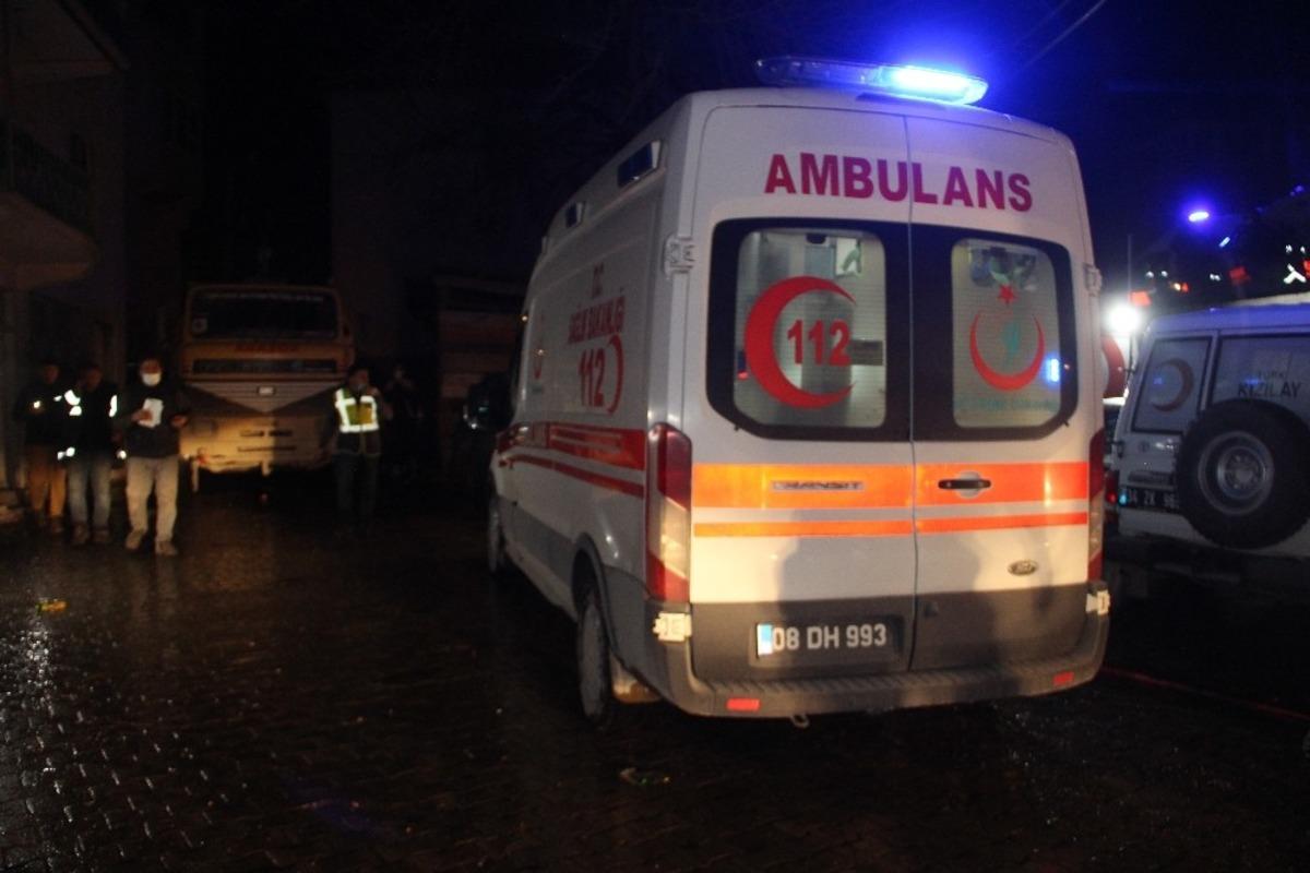 Yusufeli Derei&ccedil;i k&ouml;y&uuml;ndeki yangında soğutma &ccedil;alışmaları devam ediyor