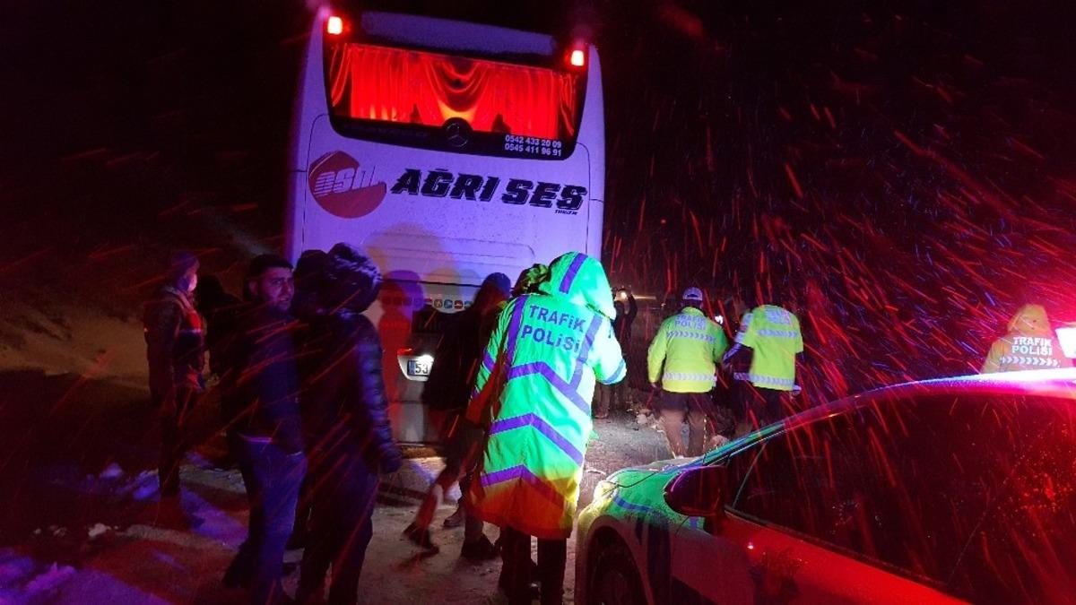 Erzincan&rsquo;da yolcu otob&uuml;s&uuml;yle tır &ccedil;arpıştı: 4 yaralı