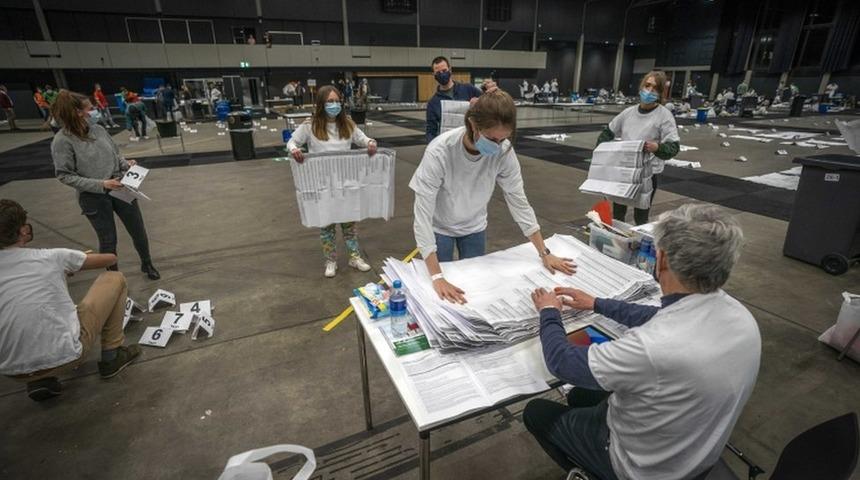 Hollanda se&ccedil;imleri: Liberaller oylarını arttırırken, yerleşik sol partiler ciddi kayıp yaşadı