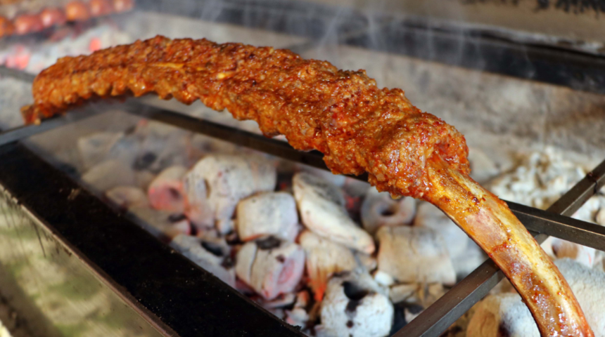 Bir ilk! Bu kebap kemiğe saplanarak yapılıyor, lezzetini bundan alıyor