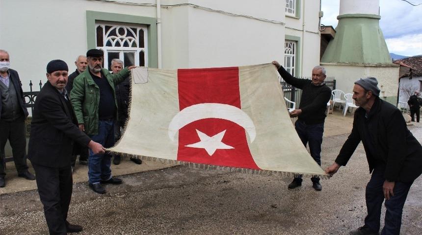 Osmanlı zamanından kalan 300 yıllık bayrağa gözleri gibi bakıyorlar