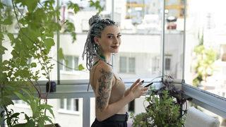 Mahkeme: Dövmeli ve piercing'li kadın anneliğe uygun değil