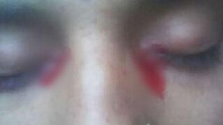 Nedenine çok şaşıracaksınız! Gözlerinden yaş yerine kan akıyor