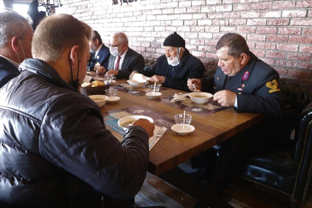 Sivas&rsquo;ta t&uuml;m lokanta ve kafelerde m&uuml;şterilere &uuml;z&uuml;m hoşafı ikram edildi